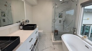 Dusche, Haartrockner, HandtĂŒcher, Seife
