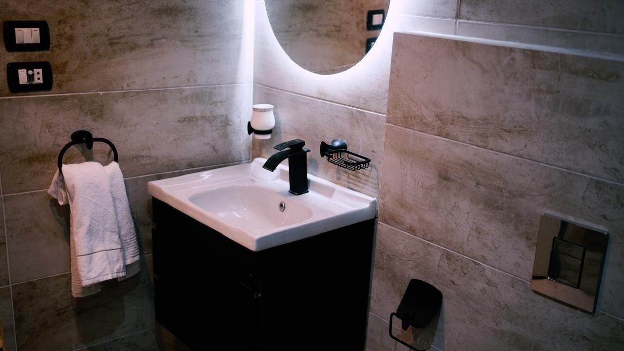 Deluxe-Doppel- oder -Zweibettzimmer, Stadtblick | Badezimmer | Duschwanne, kostenlose Toilettenartikel, Haartrockner, Handtücher