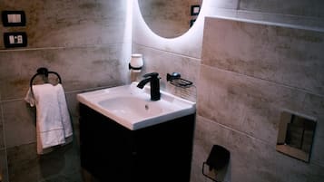Deluxe-Doppel- oder -Zweibettzimmer, Stadtblick | Badezimmer | Duschwanne, kostenlose Toilettenartikel, Haartrockner, Handtücher