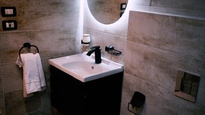 Deluxe-værelse med dobbeltseng eller 2 enkeltsenge - byudsigt | Badeværelse | Kombination af bruser/badekar, gratis toiletartikler, hårtørrer