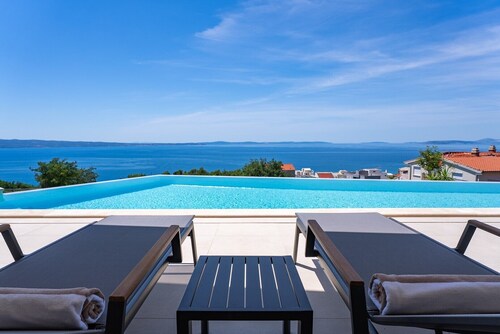 Seaview Villa Allure, Luxurious 4 en-suite bedroom Retreat with panoramic sea views