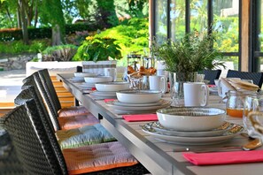 Outdoor dining - Vrbo Property (Tarascon)