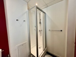 Suihku, hiustenkuivaaja, pyyhkeet, saippua