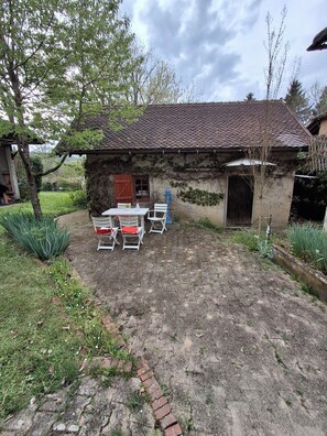 Outdoor dining - Berger-By Farm & La Bicoque, in the heart of the Two Lakes region (Pressins)