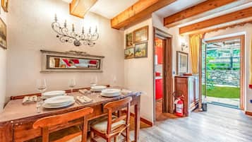 Apartemen Keluarga, 3 kamar tidur, 2 kamar mandi (Courmayeur Apartment X6 Parking) | Tempat makan