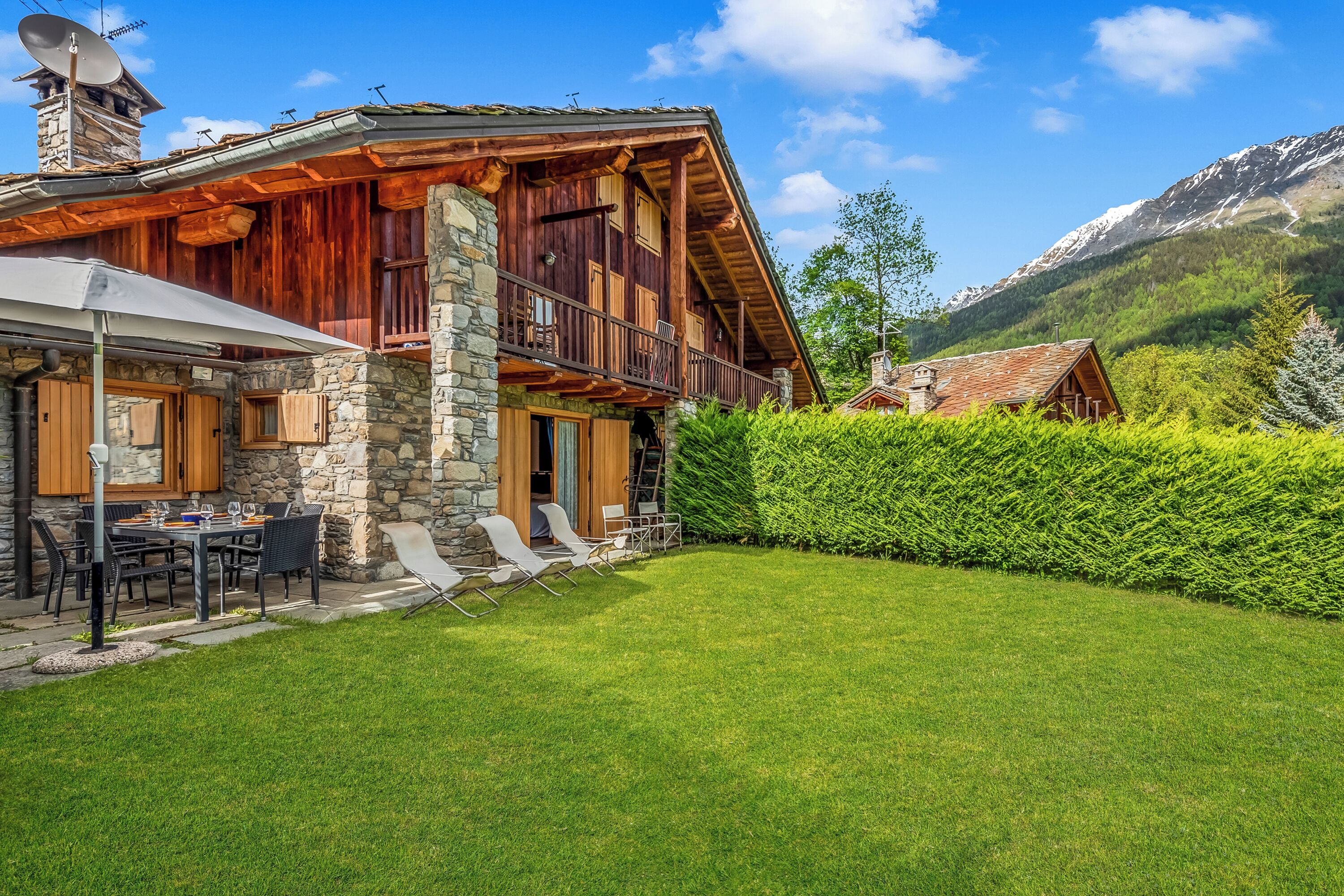 Familienapartment, 3 Schlafzimmer, 2 Bäder (Courmayeur Apartment X6 Parking) | Speisen im Freien