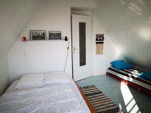 2 chambres, fer et planche à repasser