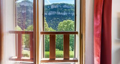 Gästezimmer „La Rossinière“ mit Bergblick, privater Terrasse und WLAN