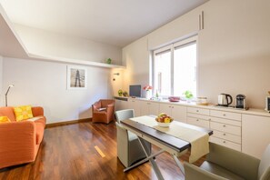 Eine moderne Wohnung mit Essbereich, Küche und Wohnraum.