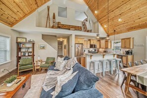 Ein großzügiger Loft-Wohnbereich mit Küche, Essbereich und einer Treppe zu einer oberen Ebene.