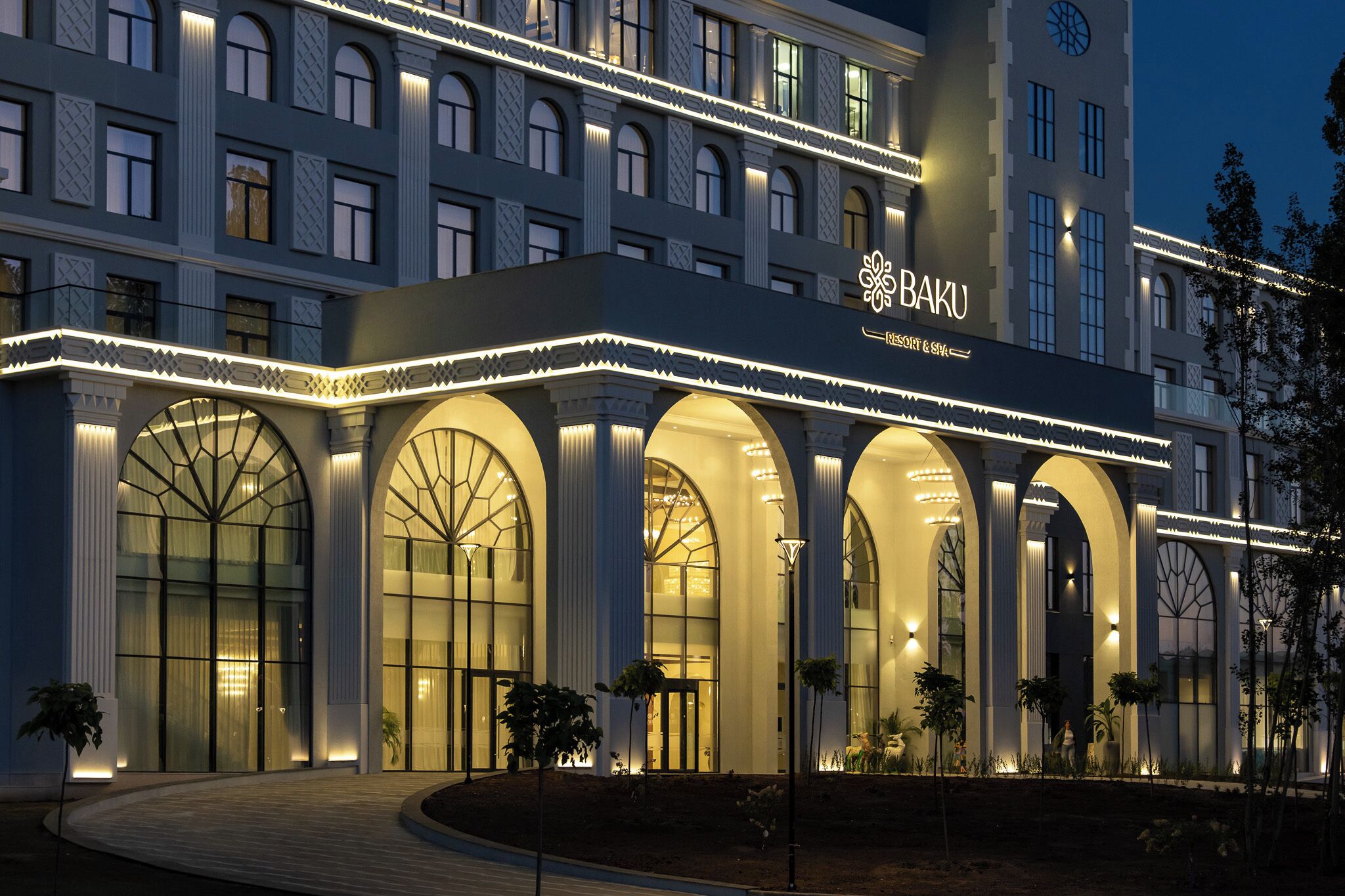 Een meerhoog gebouw met een opvallend bord waarop 'BAKU RESORT & SPA' staat.