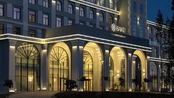 Een meerhoog gebouw met een opvallend bord waarop 'BAKU RESORT & SPA' staat.