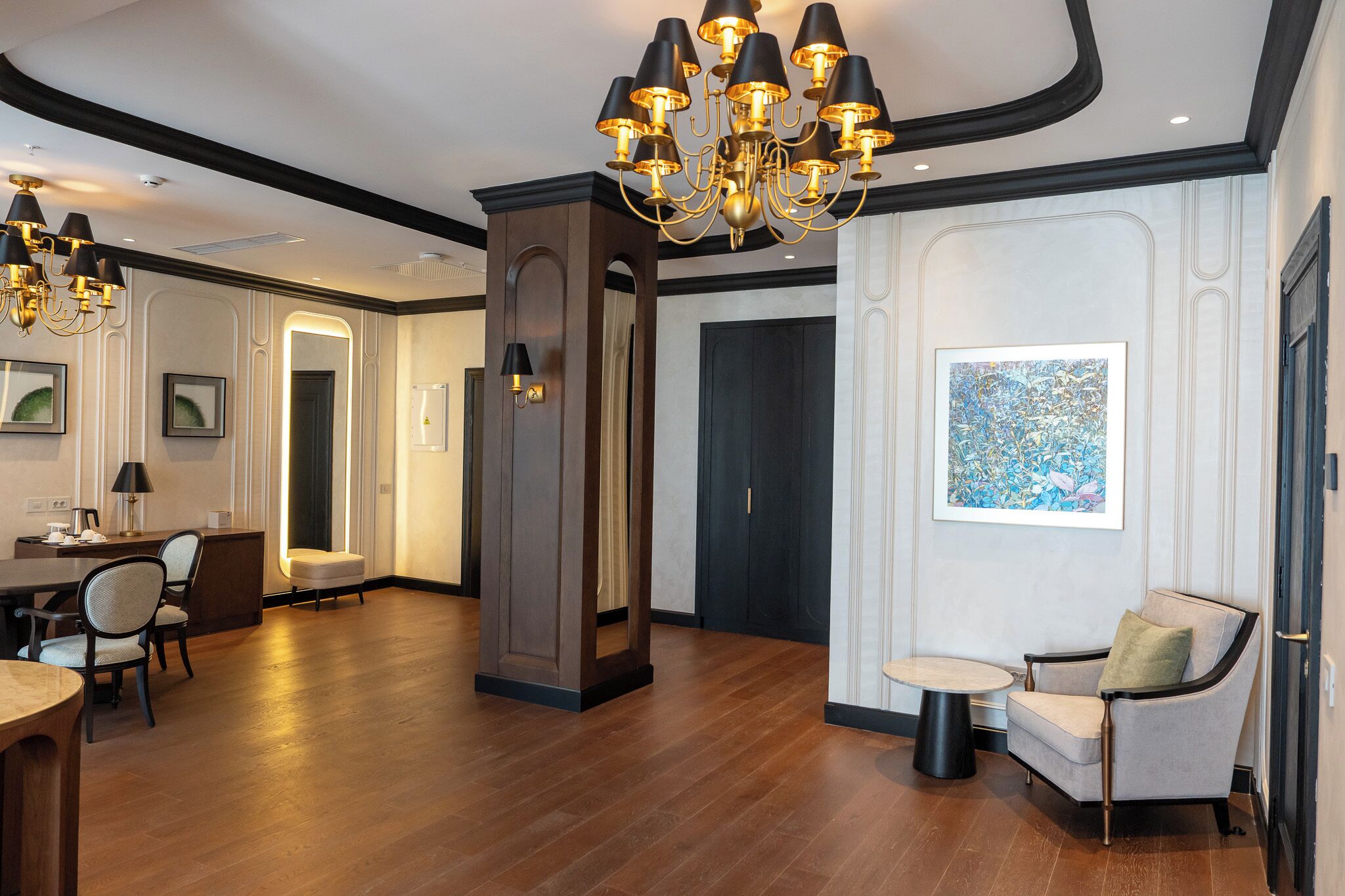 En rummelig hotellobby med en imponerende lysekrone, et spiseområde og et siddeområde med udsigt.