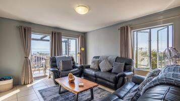 Apartment, 2 Bedrooms, Smoking, Balcony | Living room