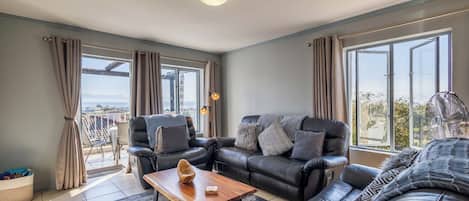 Apartment, 2 Bedrooms, Smoking, Balcony | Living room