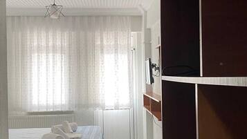 Habitación clásica, balcón, vistas al mar | Wifi gratis