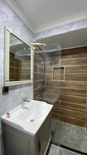 Classic Room, Balcony, Sea View | Bathroom | Hair dryer, towels, soap, shampoo - Hisar Beach Hotel (Güzelcehisar)