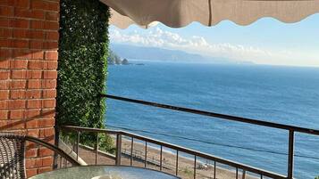Habitación clásica, balcón, vistas al mar | Restaurante al aire libre