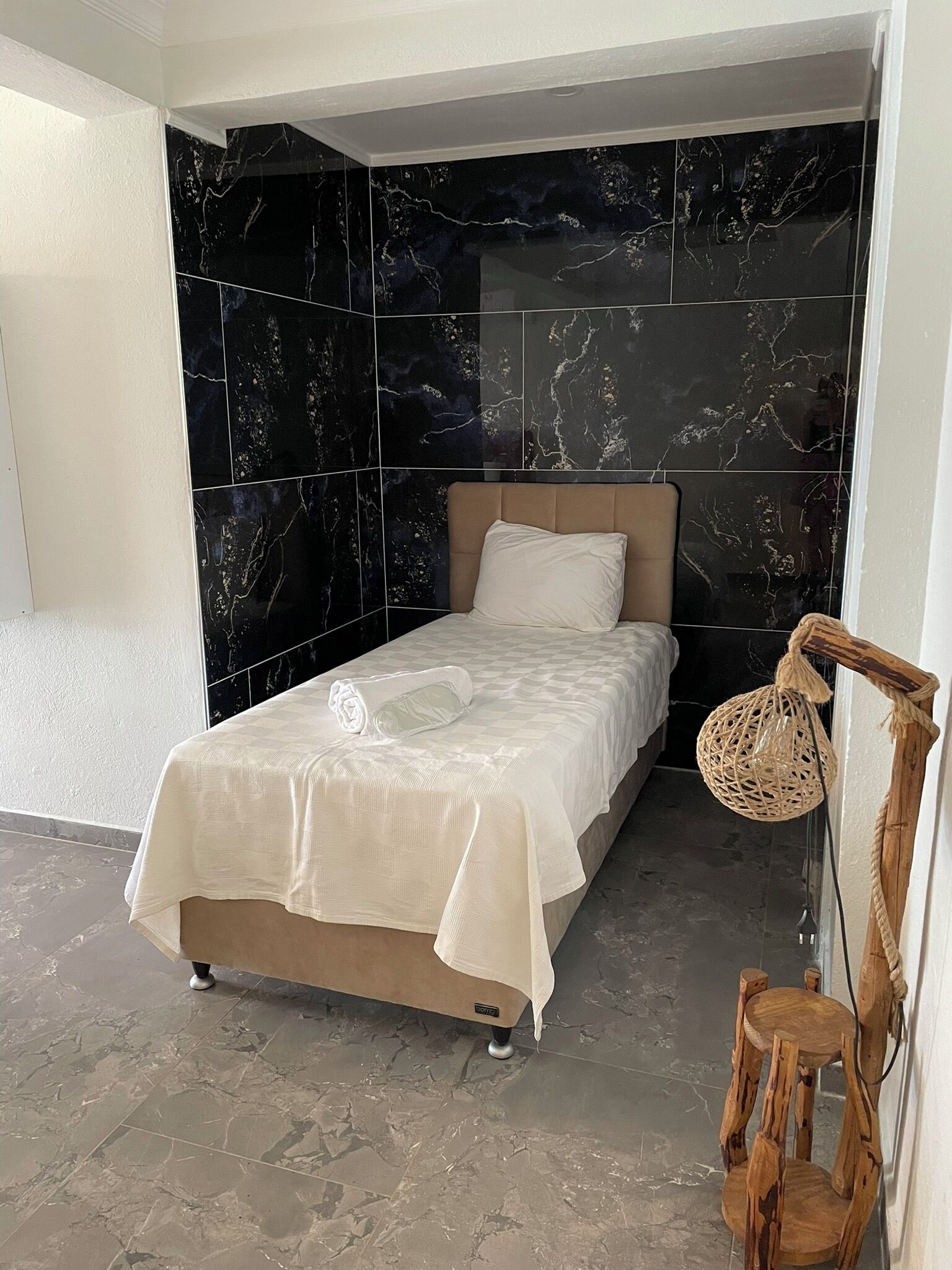 Habitación cuádruple clásica, balcón, vista al mar | Wifi gratis y ropa de cama 