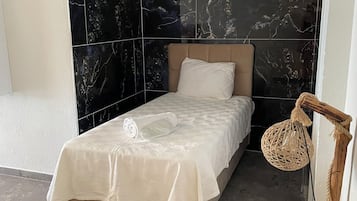 Habitación cuádruple clásica, balcón, vista al mar | Wifi gratis y ropa de cama