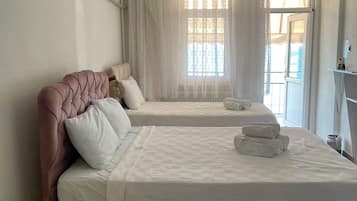 Quarto quádruplo clássico, sacada, vista para o mar | Frigobar, Wi-Fi de cortesia, roupa de cama
