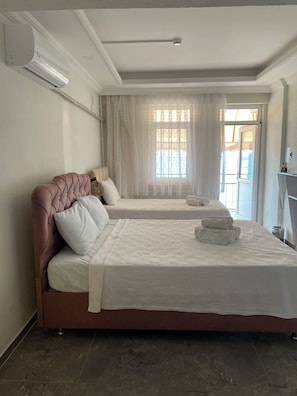 Minibar, wifi gratis y ropa de cama