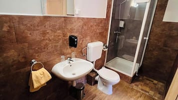 Classic Double Room, Courtyard View | Bathroom
