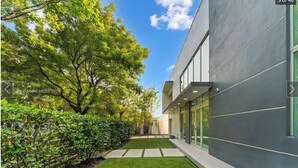 Exterior - 4BR Brickell Luxury, Rooftop Pool, PingPong, City Views (Miami)