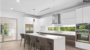 Coffee/tea maker, fridge, microwave, oven - 4BR Brickell Luxury, Rooftop Pool, PingPong, City Views (Miami)