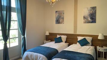 6 bedrooms, desk, iron/ironing board, travel crib
