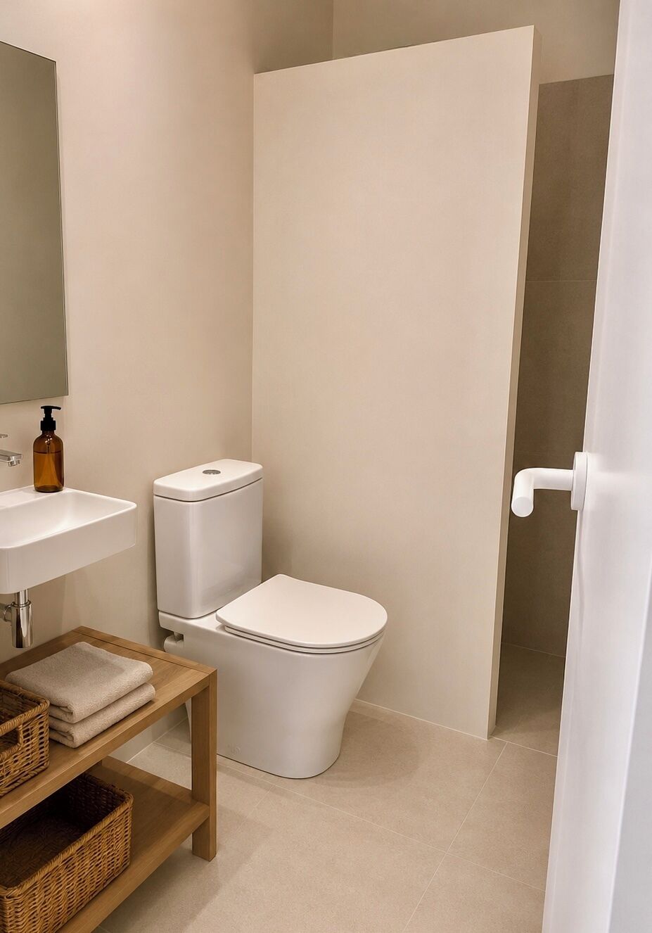 Une salle de bain avec des toilettes, un lavabo et un miroir.