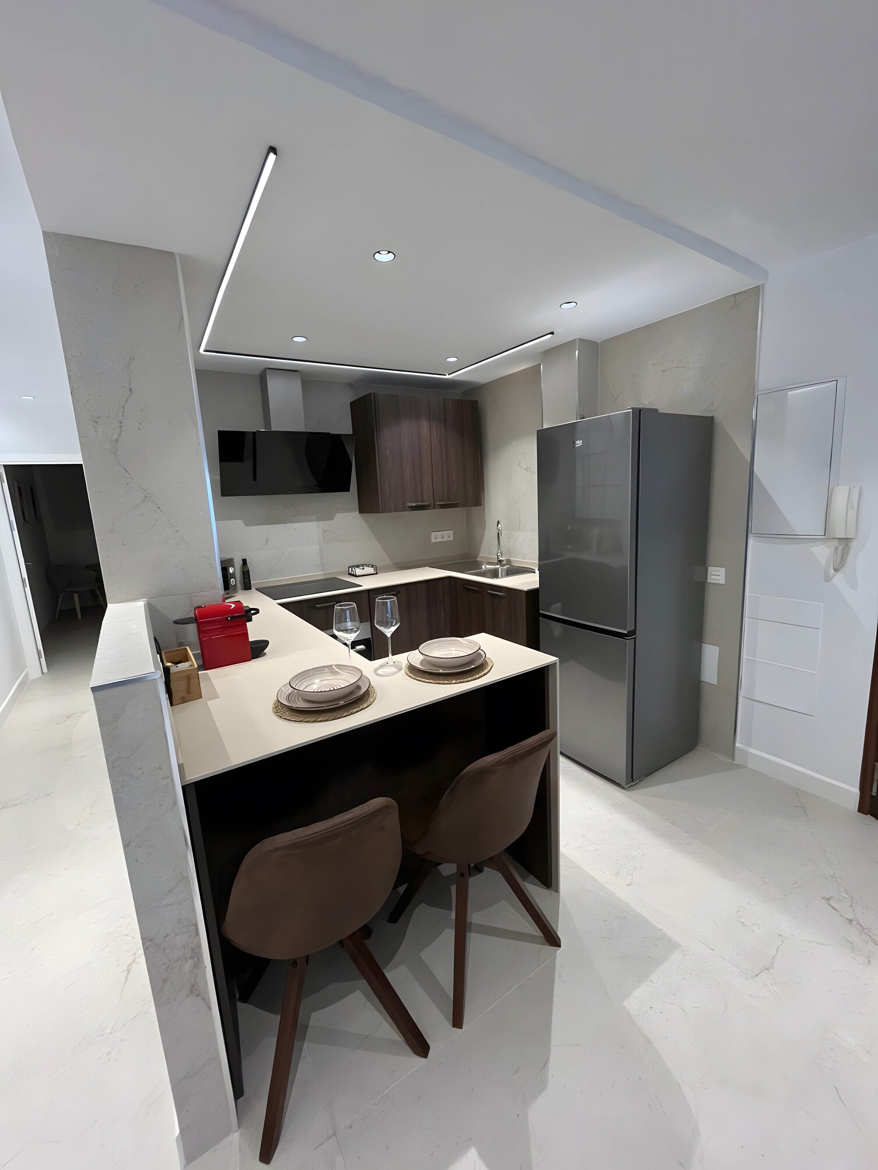 Coffee/tea maker, fridge, microwave, oven