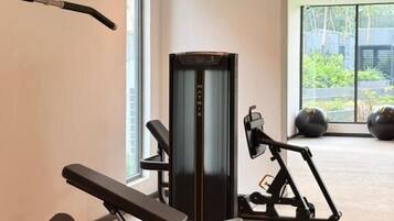 Luxury-Apartment, Balkon, Gartenblick | Fitnessbereich
