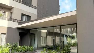 Departamento de lujo, balcón, vista al jardín | Detalle exterior