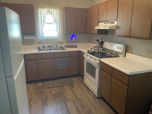 Lovely 2-bed 2-bath house with firepit in fenced in yard in charming Youngsville