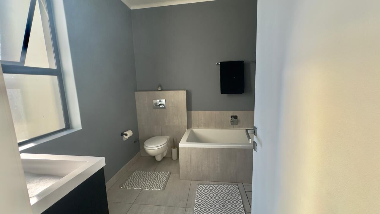 Baignoire et douche séparées, chaussons, serviettes fournies, savon