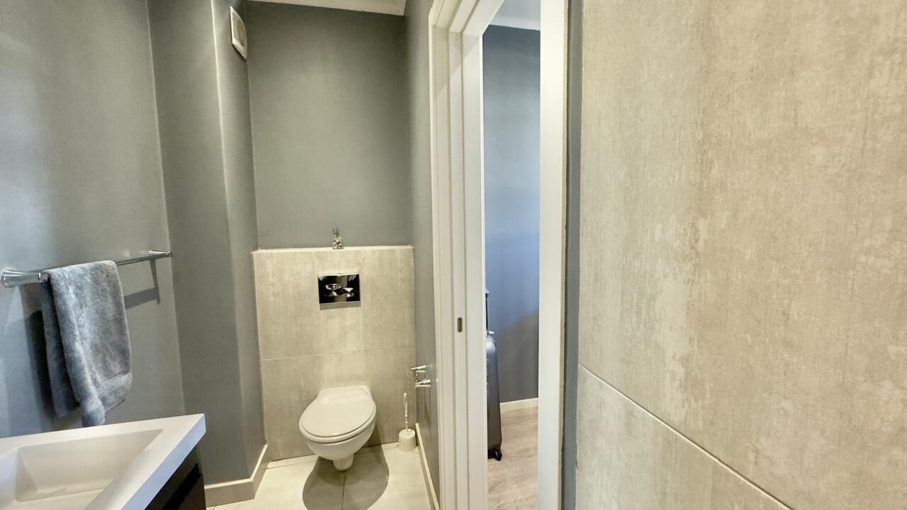 Ein modernes Badezimmer mit Dusche, Toilette und Waschbecken.