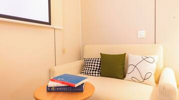 Kamar Quadruple Basic, pemandangan halaman | Selimut bulu angsa, ruang kerja ramah laptop, dan tirai kedap cahaya