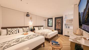 Kamar Quadruple Basic, pemandangan halaman | Selimut bulu angsa, ruang kerja ramah laptop, dan tirai kedap cahaya