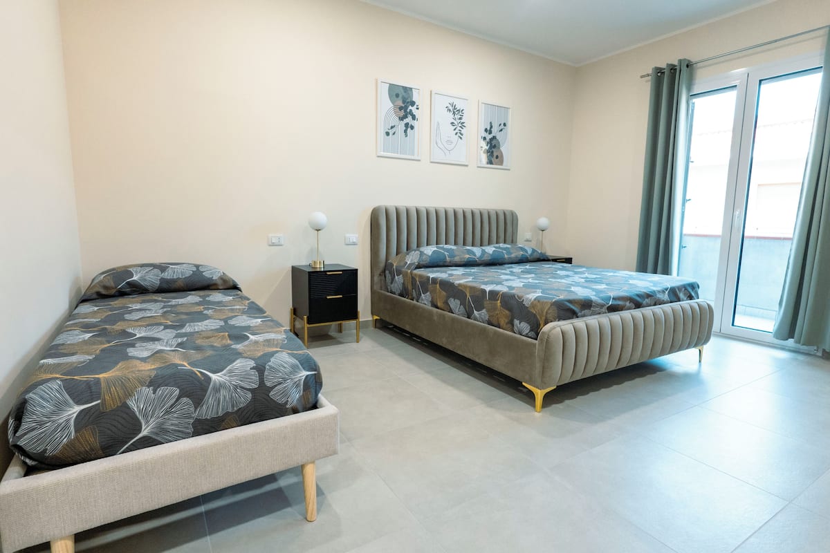 Habitación doble Deluxe, balcón, vista a la montaña | Escritorio, espacio para trabajar con laptop y wifi gratis