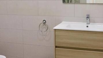 Kamar Double Deluks, balkon, pemandangan gunung | Kamar mandi | Shower, pengering rambut, handuk, dan sabun