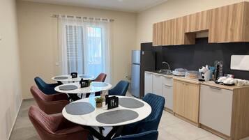 Kühlschrank, Espressomaschine, Wasserkocher mit Kaffee-/Teezubehör