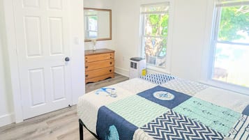 Tabla de planchar con plancha, wifi gratis y ropa de cama