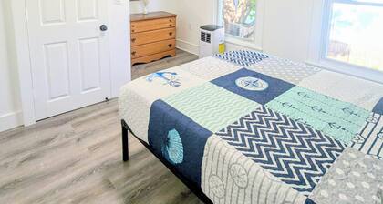 newly renovated, pet friendly 2 BD apartment, 10 minute walk to the beach