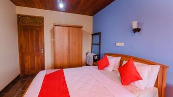 Standard Triple Room | Desk