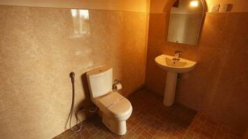 Standard Triple Room | Bathroom
