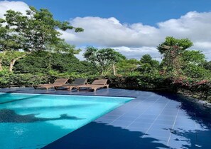 10 outdoor pools - Blue Haven Hotel (Kandy)