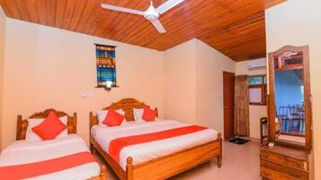 Standard Triple Room | Desk
