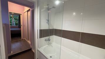 Een haardroger, handdoeken, zeep, toiletpapier