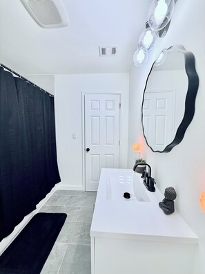 Secadora de cabello, toallas, papel de baño 